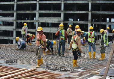 SEREMBAN, MALAYSIA -HAZİRAN 01 HAZİRAN 2016: Gündüz Malezya 'nın Seremban kentindeki şantiyede çalışan inşaat işçileri. Güvenli bir şekilde çalıştıklarından emin olmak için gerekli güvenlik ekipmanlarını giyiyorlar.. 