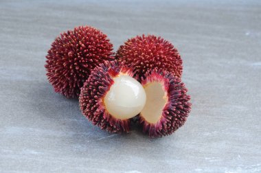 Pulasan veya bilimsel adı Nephelium mutabile Blume genellikle yerli halk tarafından vahşi rambutan denir. Tropik yetişen ve tatlı bir meyve var.