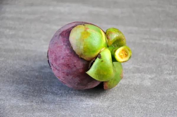 Selettivo Focalizzato Sul Mangostano Maturo Isolato — Foto Stock