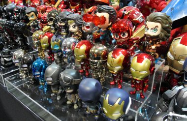 Kuala Lumpur, Malezya - 31 Mart 2018: Marvel Iron Man çizgi roman ve filminden Demir Adam aksiyon figürünün seçilmiş hali. Masada koleksiyon ögesi görüntüsü. 