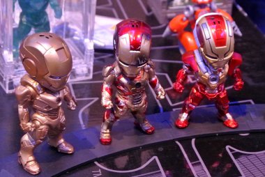 Kuala Lumpur, Malezya - 31 Mart 2018: Marvel Iron Man çizgi roman ve filminden Demir Adam aksiyon figürünün seçilmiş hali. Masada koleksiyon ögesi görüntüsü. 