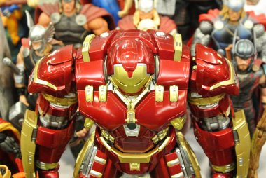 Kuala Lumpur, Malezya - 31 Mart 2018: Marvel Iron Man çizgi roman ve filminden Demir Adam aksiyon figürünün seçilmiş hali. Masada koleksiyon ögesi görüntüsü. 