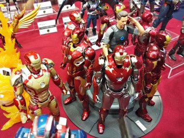 Kuala Lumpur, Malezya - 31 Mart 2018: Marvel Iron Man çizgi roman ve filminden Demir Adam aksiyon figürünün seçilmiş hali. Masada koleksiyon ögesi görüntüsü. 