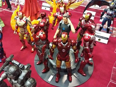 Kuala Lumpur, Malezya - 31 Mart 2018: Marvel Iron Man çizgi roman ve filminden Demir Adam aksiyon figürünün seçilmiş hali. Masada koleksiyon ögesi görüntüsü. 