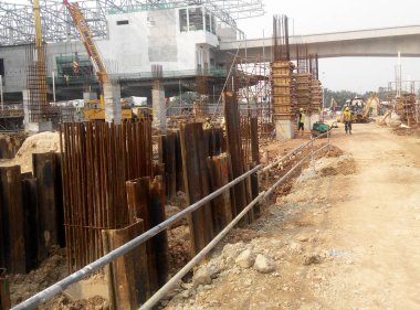 Kuala Lumpur, Malezya -05 Mart 2017: İnşaat alanında geçici tabaka cofferdam istinat duvarı. Toprak kazma ve temel çalışmalarının başlaması için kurulmuştur.. 