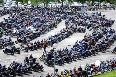 Kuala Lumpur, Malezya - 31 Mart 2018: Geniş açık alana park edilmiş çeşitli marka motosiklet. 