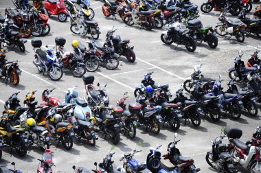 Kuala Lumpur, Malezya - 31 Mart 2018: Geniş açık alana park edilmiş çeşitli marka motosiklet. 