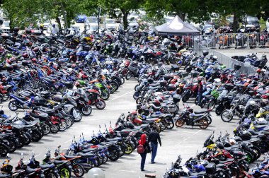 Kuala Lumpur, Malezya - 31 Mart 2018: Geniş açık alana park edilmiş çeşitli marka motosiklet. 