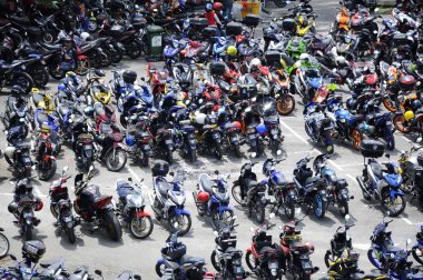 Kuala Lumpur, Malezya - 31 Mart 2018: Geniş açık alana park edilmiş çeşitli marka motosiklet. 