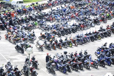 Kuala Lumpur, Malezya - 31 Mart 2018: Geniş açık alana park edilmiş çeşitli marka motosiklet. 