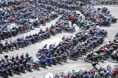 Kuala Lumpur, Malezya - 31 Mart 2018: Geniş açık alana park edilmiş çeşitli marka motosiklet. 