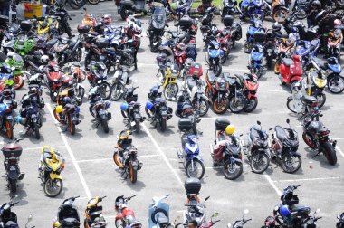 Kuala Lumpur, Malezya - 31 Mart 2018: Geniş açık alana park edilmiş çeşitli marka motosiklet. 