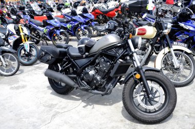 Kuala Lumpur, Malezya - 31 Mart 2018: Geniş açık alana park edilmiş çeşitli marka motosiklet. 