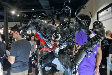 Kuala Lumpur, Malezya - 7 Nisan 2018: Venom adlı Marvel Comic aksiyon figürüne odaklanmış. Süper kötü adam Örümcek Adam 'a karşı. Koleksiyoncu tarafından gösterilen eylem figürleri. 