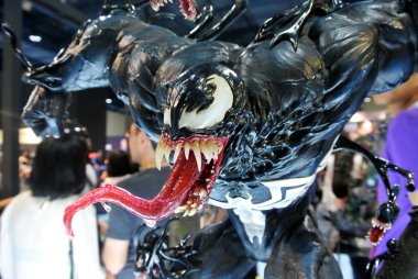 Kuala Lumpur, Malezya - 7 Nisan 2018: Venom adlı Marvel Comic aksiyon figürüne odaklanmış. Süper kötü adam Örümcek Adam 'a karşı. Koleksiyoncu tarafından gösterilen eylem figürleri. 