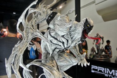 Kuala Lumpur, Malezya - 7 Nisan 2018: AntiVenom adlı Marvel Comic aksiyon figürüne odaklanmış. Örümcek Adam 'ın süper kötü düşmanı. Koleksiyoncu tarafından gösterilen eylem figürleri. 