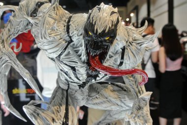 Kuala Lumpur, Malezya - 7 Nisan 2018: AntiVenom adlı Marvel Comic aksiyon figürüne odaklanmış. Örümcek Adam 'ın süper kötü düşmanı. Koleksiyoncu tarafından gösterilen eylem figürleri. 