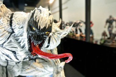 Kuala Lumpur, Malezya - 7 Nisan 2018: AntiVenom adlı Marvel Comic aksiyon figürüne odaklanmış. Örümcek Adam 'ın süper kötü düşmanı. Koleksiyoncu tarafından gösterilen eylem figürleri. 