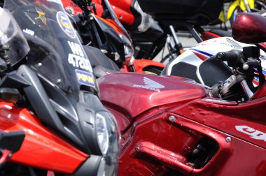 Kuala Lumpur, Malezya - 23 Mart 2018: Motosiklet gövdesinde Honda motosiklet markası ve logoları. Honda, Japonya 'daki en ünlü motosiklet üreticilerinden biridir..   