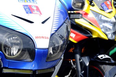 Kuala Lumpur, Malezya - 23 Mart 2018: Motosiklet gövdesinde Honda motosiklet markası ve logoları. Honda, Japonya 'daki en ünlü motosiklet üreticilerinden biridir..   