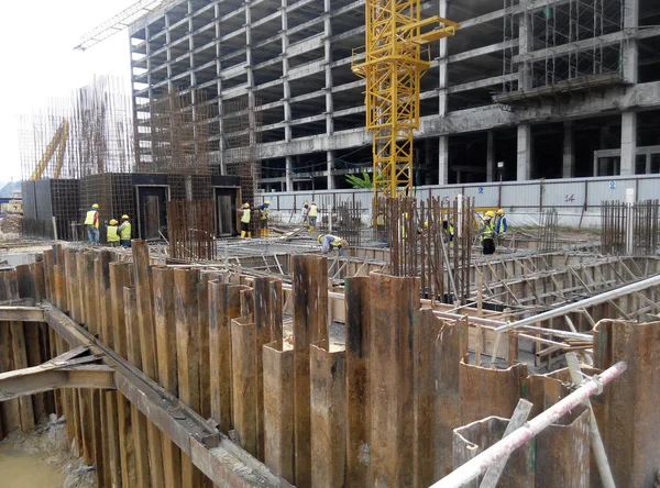 Kuala Lumpur, Malezya -05 Mart 2017: İnşaat alanında geçici tabaka cofferdam istinat duvarı. Toprak kazma ve temel çalışmalarının başlaması için kurulmuştur.. 