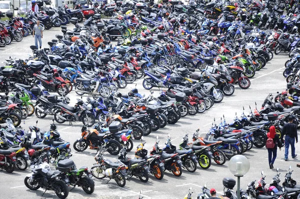 Kuala Lumpur, Malezya - 31 Mart 2018: Geniş açık alana park edilmiş çeşitli marka motosiklet. 