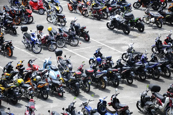 Kuala Lumpur, Malezya - 31 Mart 2018: Geniş açık alana park edilmiş çeşitli marka motosiklet. 