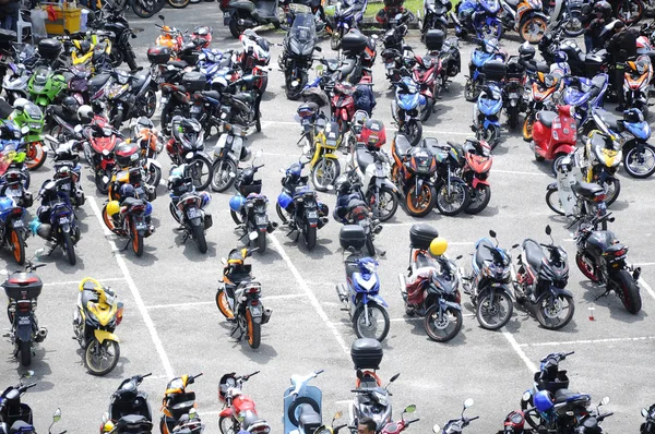 Kuala Lumpur, Malezya - 31 Mart 2018: Geniş açık alana park edilmiş çeşitli marka motosiklet. 