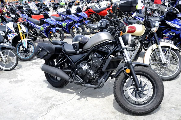Kuala Lumpur, Malezya - 31 Mart 2018: Geniş açık alana park edilmiş çeşitli marka motosiklet. 