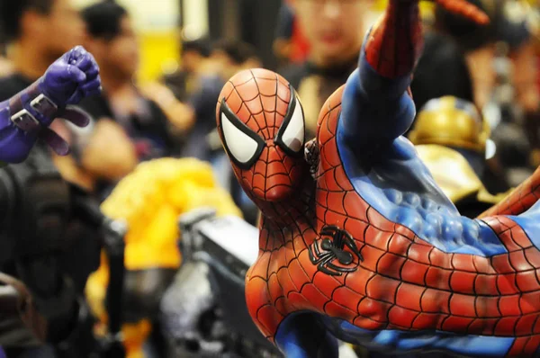 クアラルンプール マレーシア 2018年4月7日 Spider Manと呼ばれるマーベル コミックのアクションフィギュアに焦点を当てた 彼はアベンジャーズチームの一員だったコレクターが表示するアクションフィギュア — ストック写真