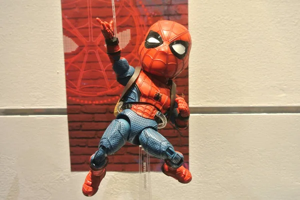 クアラルンプール マレーシア 2018年4月7日 Spider Manと呼ばれるマーベル コミックのアクションフィギュアに焦点を当てた 彼はアベンジャーズチームの一員だったコレクターが表示するアクションフィギュア — ストック写真