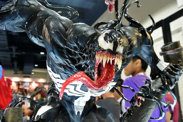 Kuala Lumpur, Malezya - 7 Nisan 2018: Venom adlı Marvel Comic aksiyon figürüne odaklanmış. Süper kötü adam Örümcek Adam 'a karşı. Koleksiyoncu tarafından gösterilen eylem figürleri. 