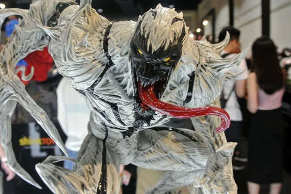 Kuala Lumpur, Malezya - 7 Nisan 2018: AntiVenom adlı Marvel Comic aksiyon figürüne odaklanmış. Örümcek Adam 'ın süper kötü düşmanı. Koleksiyoncu tarafından gösterilen eylem figürleri. 