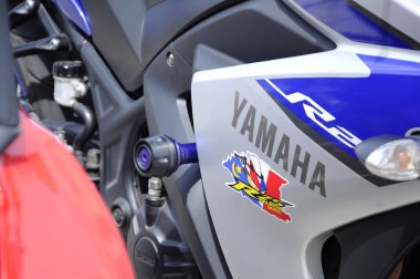 Kuala Lumpur, Malezya - 28 Mart 2018: Yamaha motosiklet markası ve logoları motosiklet gövdesinde. Yamaha Japonya 'daki en ünlü motosiklet üreticilerinden biridir..   