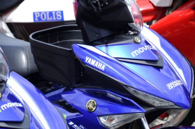 Kuala Lumpur, Malezya - 28 Mart 2018: Yamaha motosiklet markası ve logoları motosiklet gövdesinde. Yamaha Japonya 'daki en ünlü motosiklet üreticilerinden biridir..   