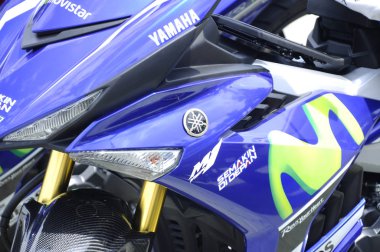 Kuala Lumpur, Malezya - 28 Mart 2018: Yamaha motosiklet markası ve logoları motosiklet gövdesinde. Yamaha Japonya 'daki en ünlü motosiklet üreticilerinden biridir..   