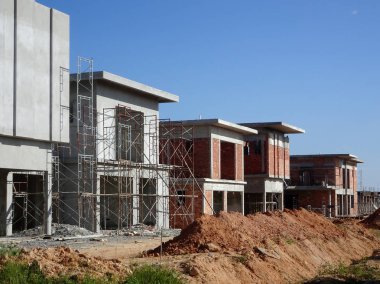 Kuala Lumpur, Malezya - 26 Ağustos 2017: Malezya 'da inşaat halindeki iki katlı lüks teras evi. Modern ve modern stili olan bir mimar tarafından tasarlandı.. 