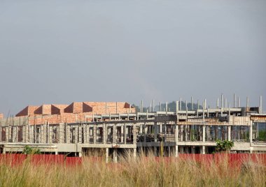 Kuala Lumpur, Malezya - 26 Ağustos 2017: Malezya 'da inşaat halindeki iki katlı lüks teras evi. Modern ve modern stili olan bir mimar tarafından tasarlandı.. 