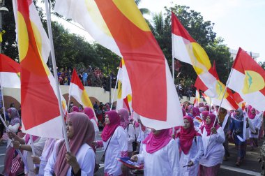 Seremban, Malezya - 31 Ağustos 2017: Malezya 'nın Seremban kentinde düzenlenen Malezya Bağımsızlık Yürüyüşü sırasında Umno bayrağı taşıyan siyasi parti üyeleri. Umno, Malezya 'nın en büyük siyasi partisidir.. 