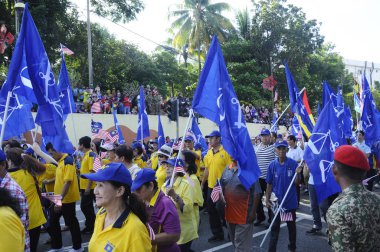Seremban, Malezya - 31 Ağustos 2017: Malezya 'nın Seremban kentinde düzenlenen Malezya Bağımsızlık Yürüyüşü sırasında Barisan Ulusal Bayrağı taşıyan siyasi parti üyeleri. Bn, Malezya 'daki en büyük siyasi partidir..  
