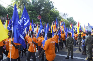 Seremban, Malezya - 31 Ağustos 2017: Malezya 'nın Seremban kentinde düzenlenen Malezya Bağımsızlık Yürüyüşü sırasında Barisan Ulusal Bayrağı taşıyan siyasi parti üyeleri. Bn, Malezya 'daki en büyük siyasi partidir..  
