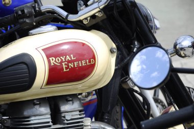 KUALA LUMPUR, MALAYSIA - 31 Mart 2018: ROYAL ENFIELD motosiklet markası ve motor gövdesi logoları. Royal Enfield motorsikleti aslında Birleşik Krallık 'tan ama şimdi Hindistan tarafından üretiliyor.