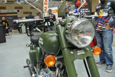 KUALA LUMPUR, MALAYSIA - 31 Mart 2018: ROYAL ENFIELD motosiklet markası ve motor gövdesi logoları. Royal Enfield motorsikleti aslında Birleşik Krallık 'tan ama şimdi Hindistan tarafından üretiliyor.