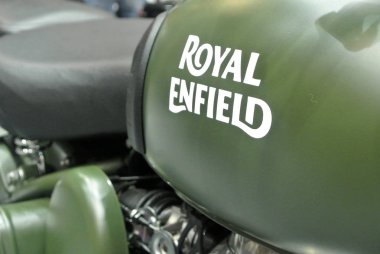 KUALA LUMPUR, MALAYSIA - 31 Mart 2018: ROYAL ENFIELD motosiklet markası ve motor gövdesi logoları. Royal Enfield motorsikleti aslında Birleşik Krallık 'tan ama şimdi Hindistan tarafından üretiliyor.