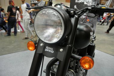 KUALA LUMPUR, MALAYSIA - 31 Mart 2018: ROYAL ENFIELD motosiklet markası ve motor gövdesi logoları. Royal Enfield motorsikleti aslında Birleşik Krallık 'tan ama şimdi Hindistan tarafından üretiliyor.