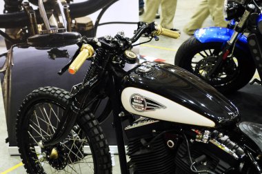 Kuala Lumpur, Malezya - 29 Temmuz 2017: Motosiklette Harley-Davidson motor logolarının tasarımı. Bazı logolar sahibinin yaptığı kostümlerdi..  