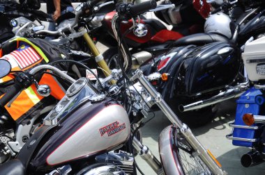 Kuala Lumpur, Malezya - 29 Temmuz 2017: Motosiklette Harley-Davidson motor logolarının tasarımı. Bazı logolar sahibinin yaptığı kostümlerdi..  