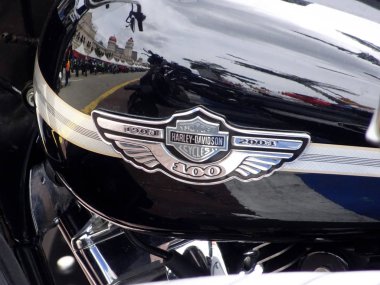 Kuala Lumpur, Malezya - 29 Temmuz 2017: Motosiklette Harley-Davidson motor logolarının tasarımı. Bazı logolar sahibinin yaptığı kostümlerdi..  