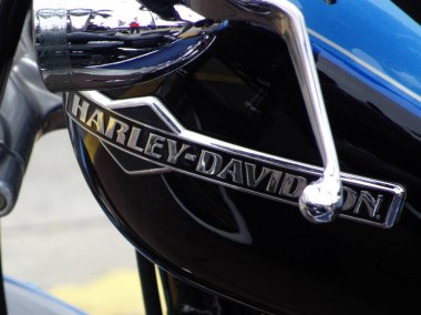 Kuala Lumpur, Malezya - 29 Temmuz 2017: Motosiklette Harley-Davidson motor logolarının tasarımı. Bazı logolar sahibinin yaptığı kostümlerdi..  