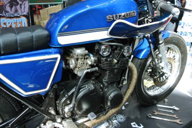 KUALA LUMPUR, MALAYSIA - 29 Temmuz 2017: Kapandı ve büyük bir motora odaklandı. Büyük motor ve son teknoloji motosiklet için yüksek kapasiteli beygir gücü üretti..  